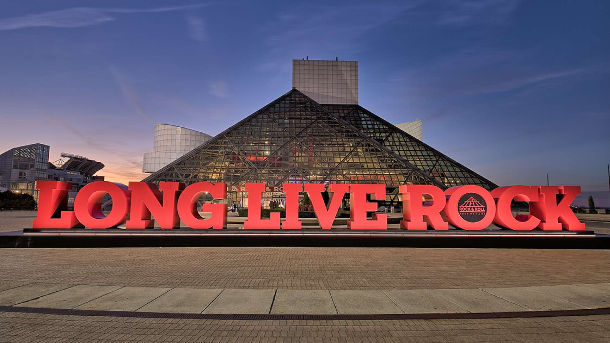 "LONG LIVE ROCK" Aufschrift vor dem Louvre