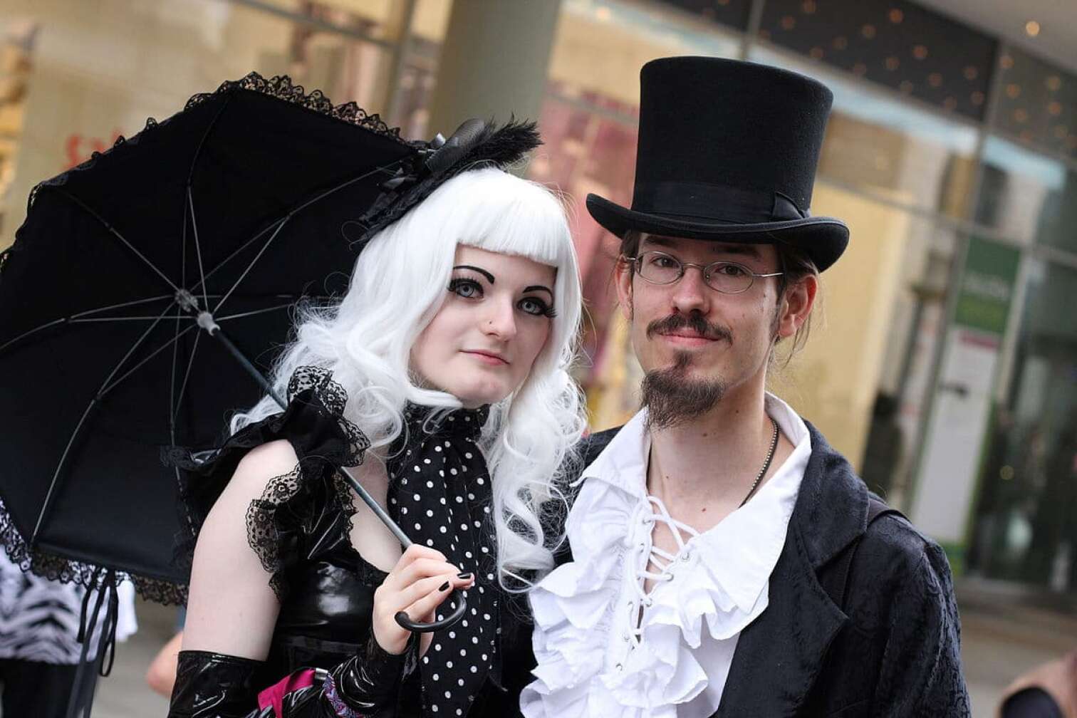 Mann und Frau in Gothic gekleidet
