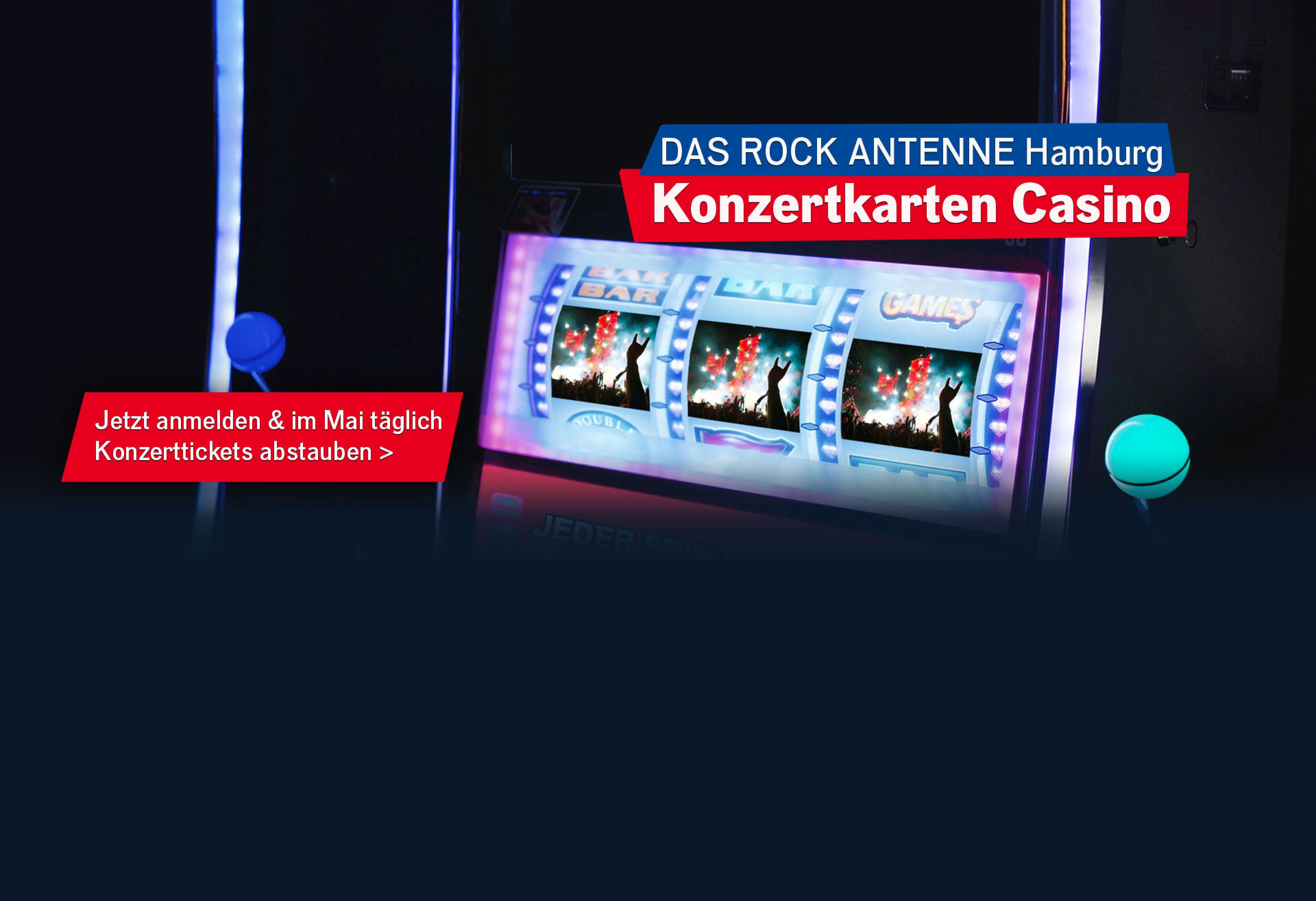 Nahaufnahme des Bildschirms eines Spielautomaten, darauf zu sehen sind drei Fotos von einem Konzert in einer Reihe, dazu der Text: Das ROCK ANTENNE Hamburg Konzertkarten Casino -jetzt mitmachen und im Mai täglich Konzertkarten abstauben