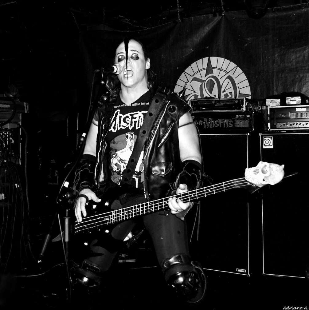 Bassist von Misfits auf der Bühne