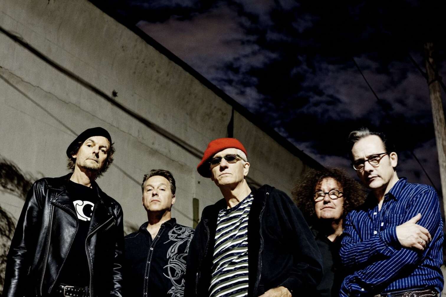 "The Damned" posieren vor dem Nachthimmel