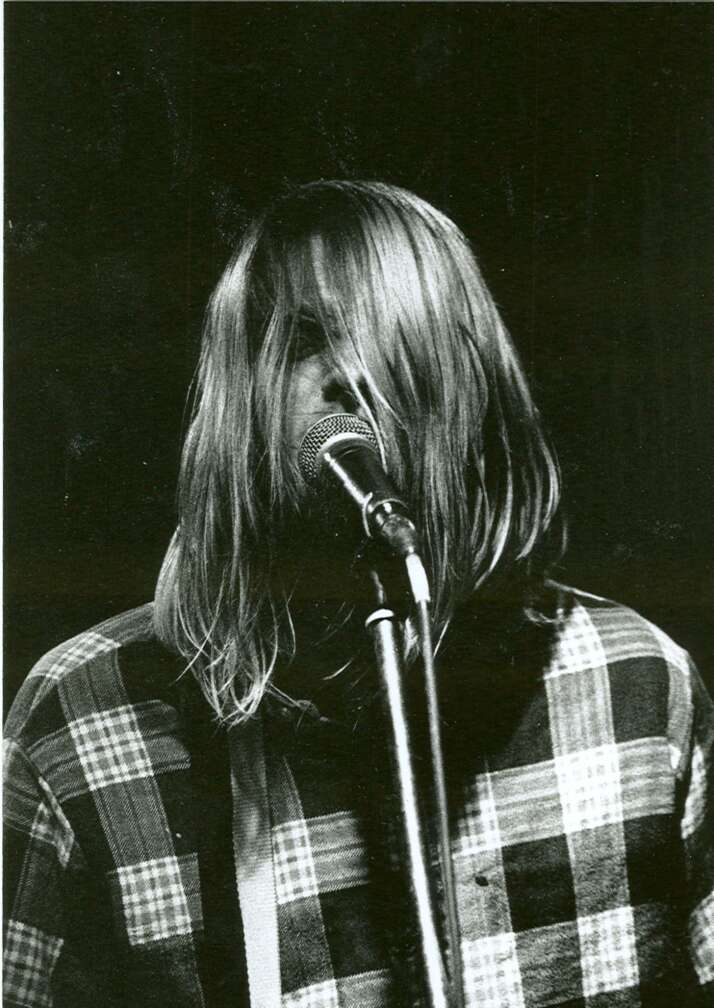 Kurt Cobain vor einem Mikrofon