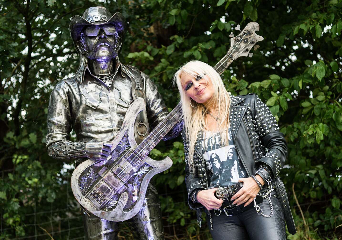 Doro Pesch steht neben Lemmy-Statue