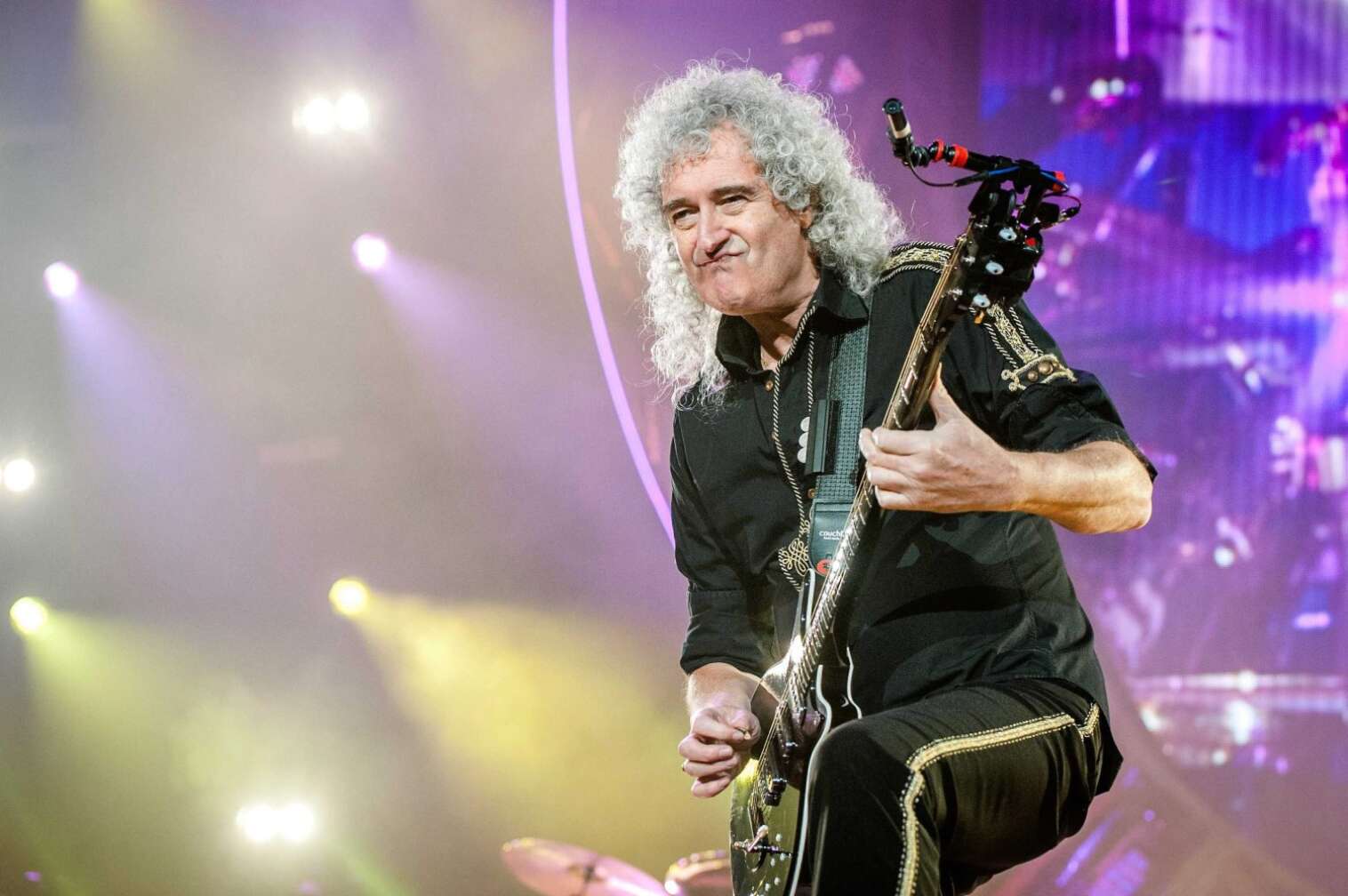 Brian May zockt die Gitarre beim Queen-Konzert
