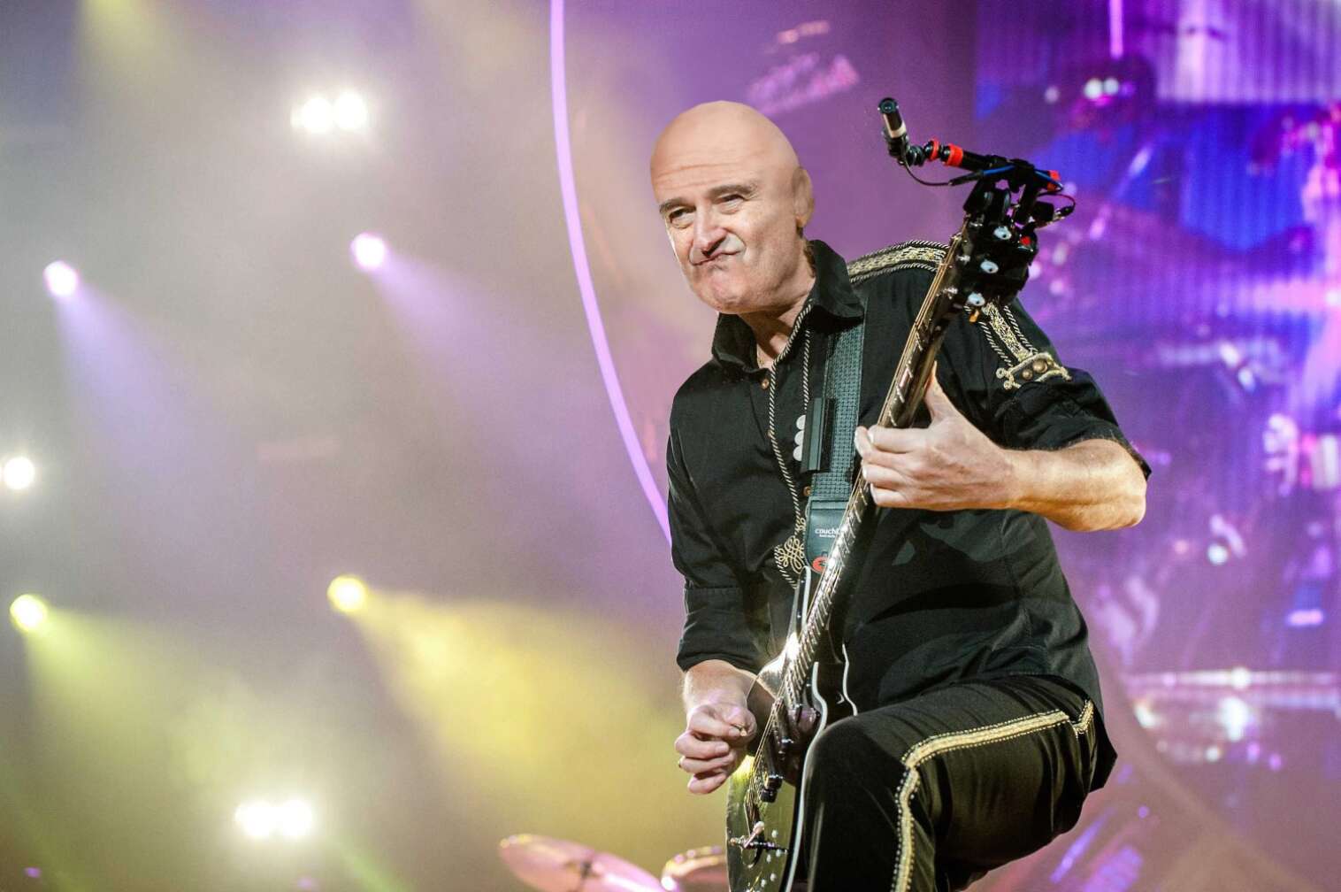 Brian May zockt die Gitarre beim Queen-Konzert