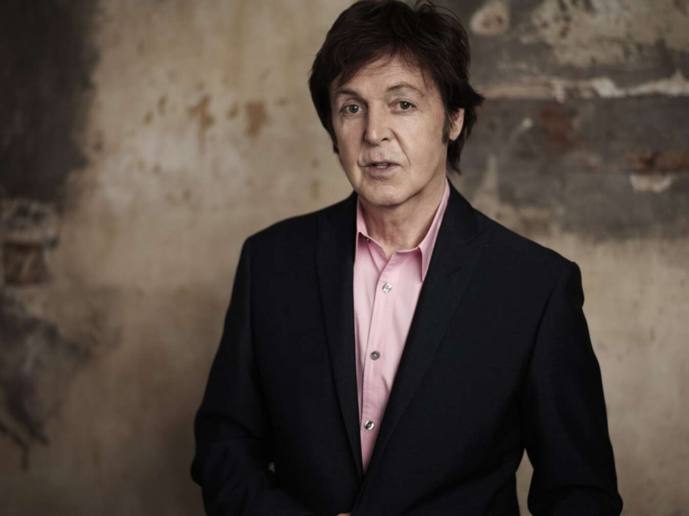 Paul McCartney im Porträt mit Sakko und lachsfarbenem Hemd