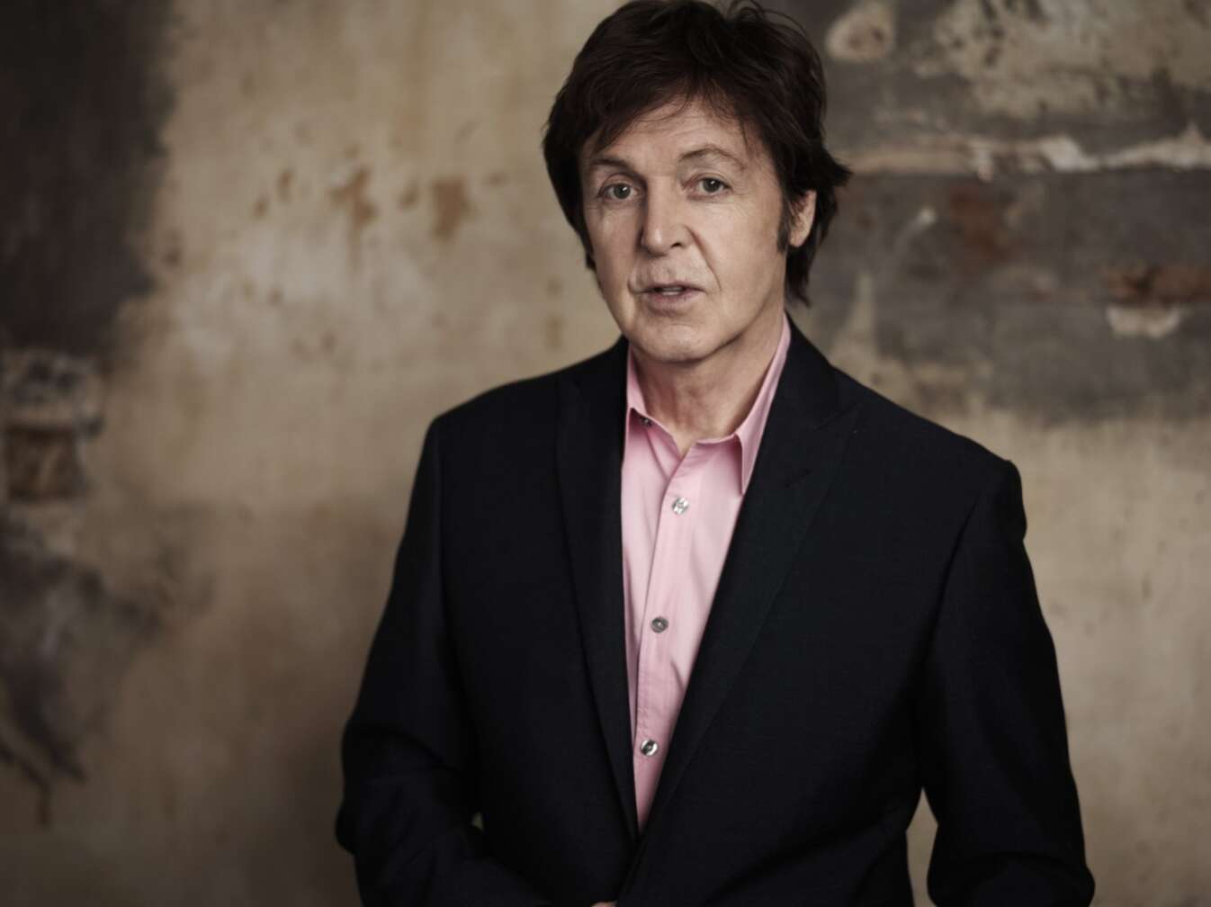 Paul McCartney im Porträt mit Sakko und lachsfarbenem Hemd