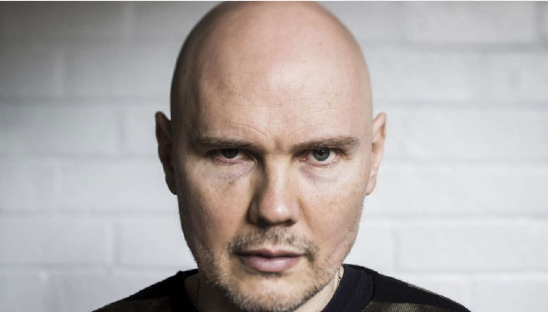 Billy Corgan blickt ernst in die Kamera