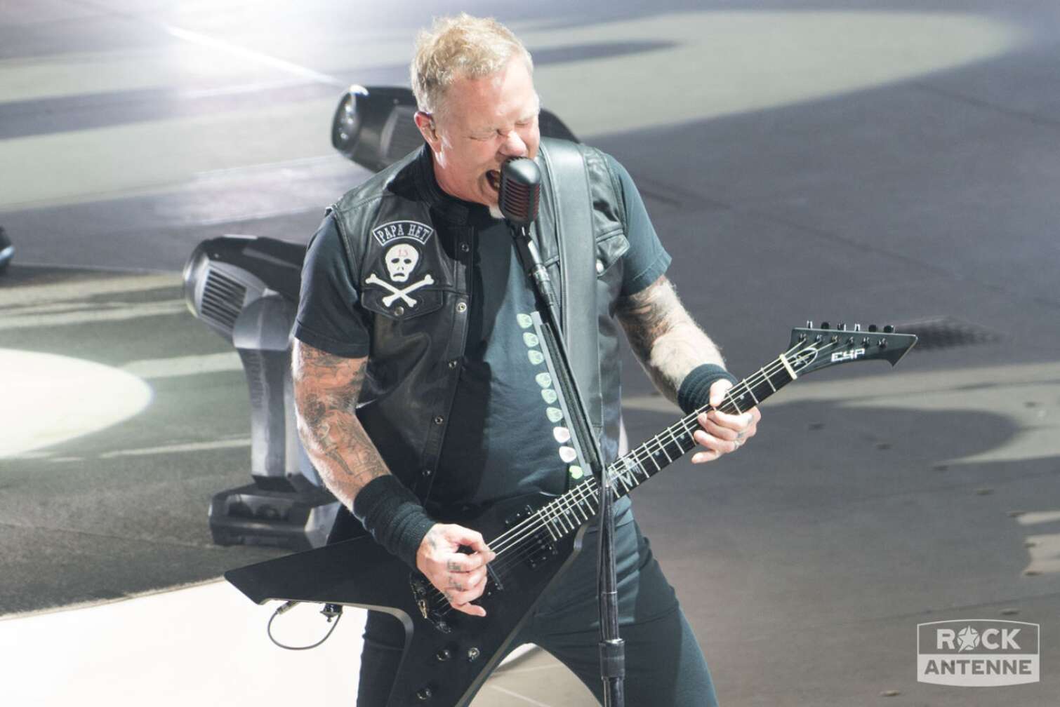 James Hetfield singt und spielt Gitarre