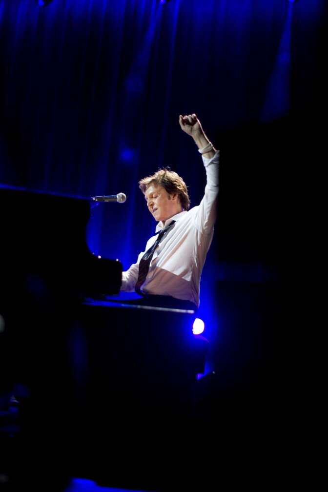 Paul McCartney sitzt an einem Klavier