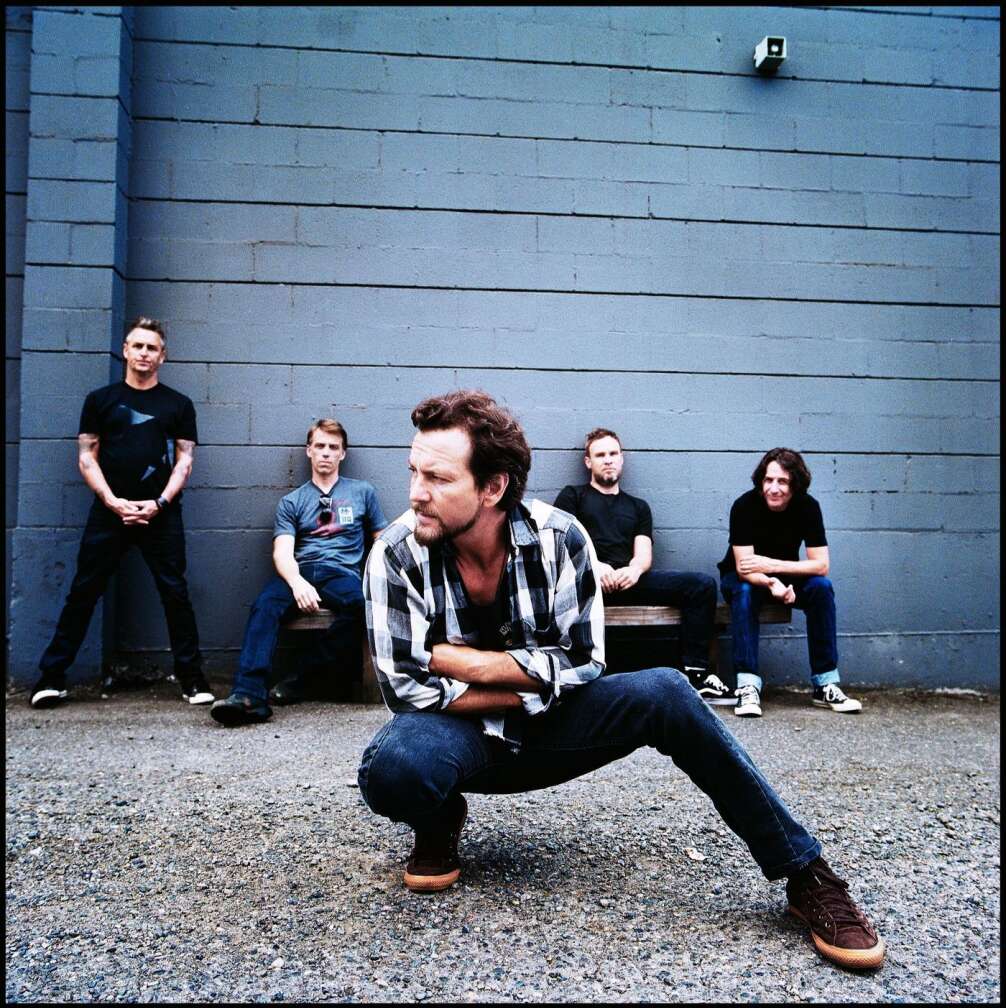 Pearl Jam posieren vor einer blauen Wand