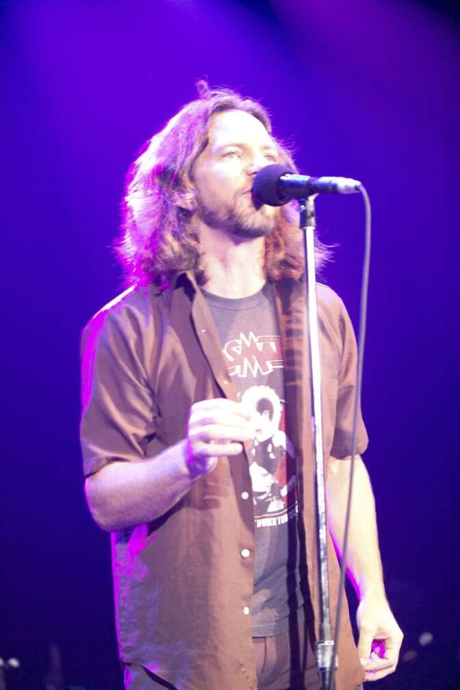 Eddie Vedder singt in ein Mikrofon