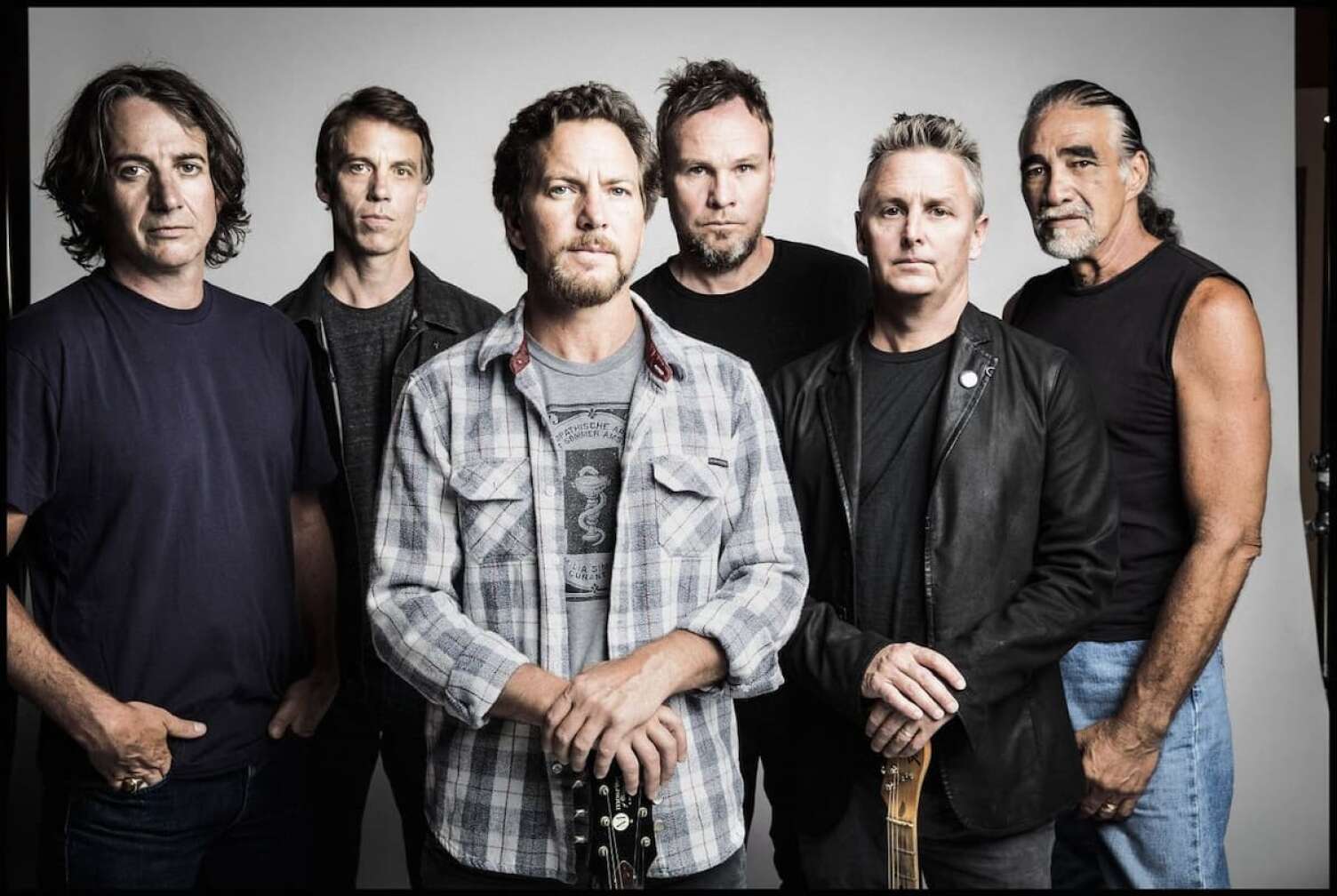 Pearl Jam Pressefoto vor weißem Hintergrund