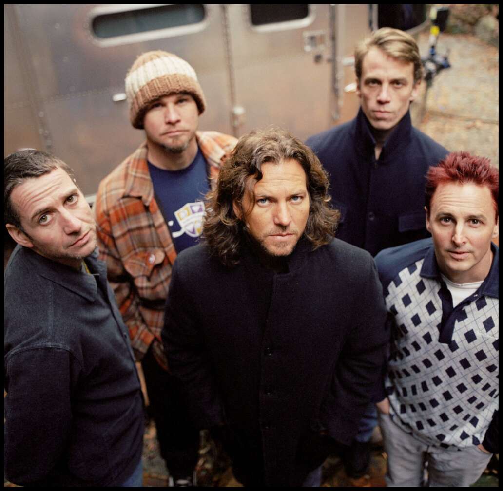 Mitglieder von "Pearl Jam" schauen in die Kamera