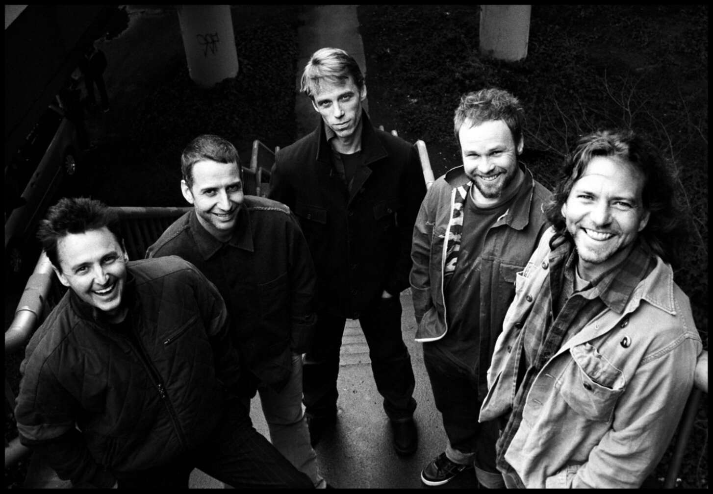 Mitglieder von "Pearl Jam" blicken in die Kamera