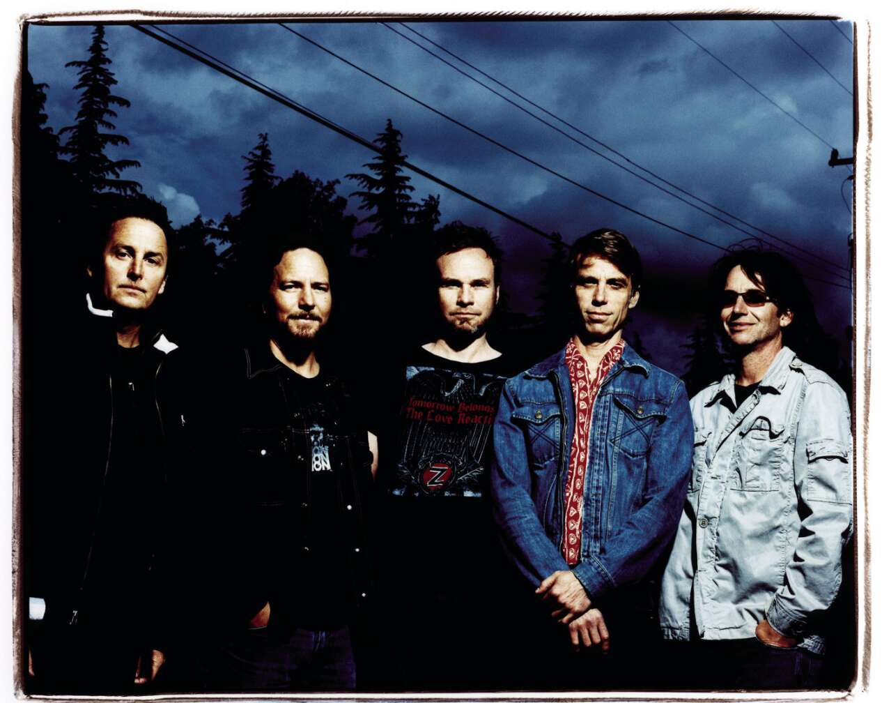 Pearl Jam posieren vor der Nachthimmel