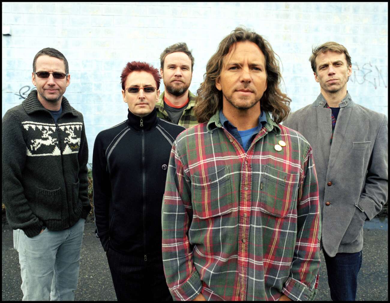 Pearl Jam posieren vor einer weißen Wand