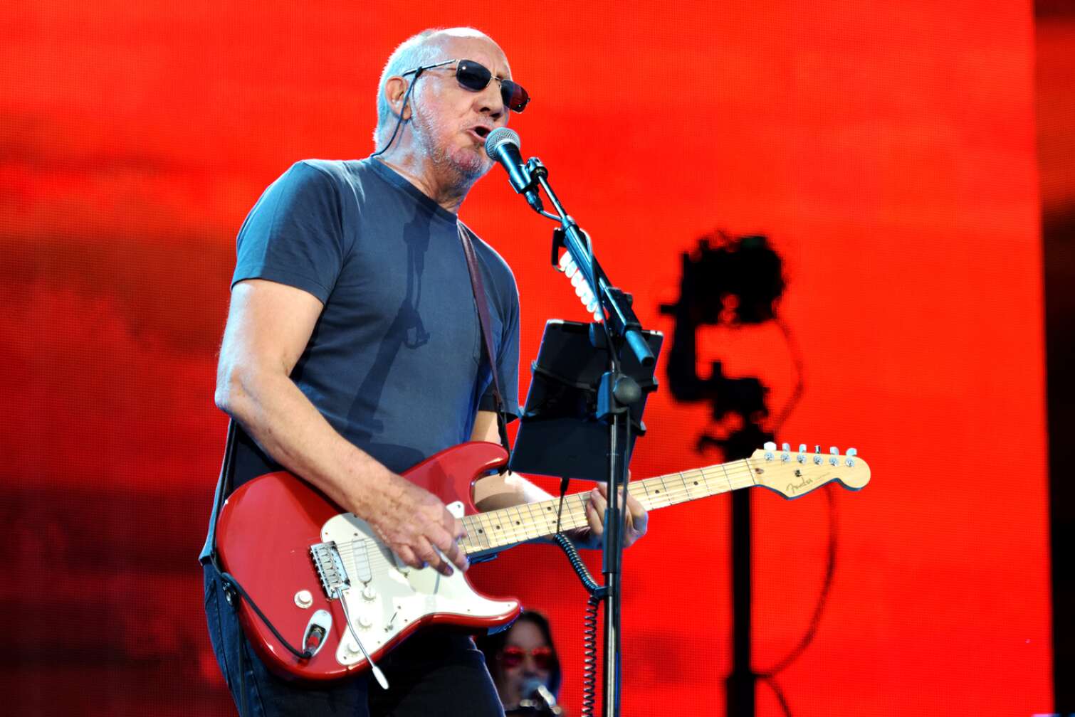 Pete Townshend singt und spielt Gitarre