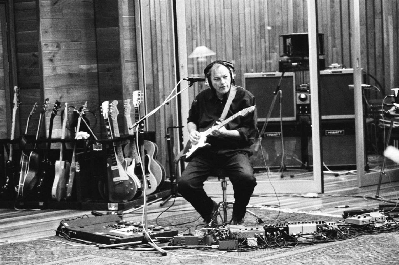 David Gilmour spielt Gitarre in einem Tonstudio