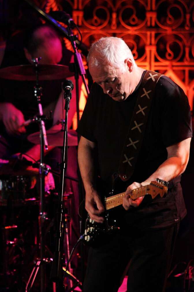 David Gilmour spielt Gitarre