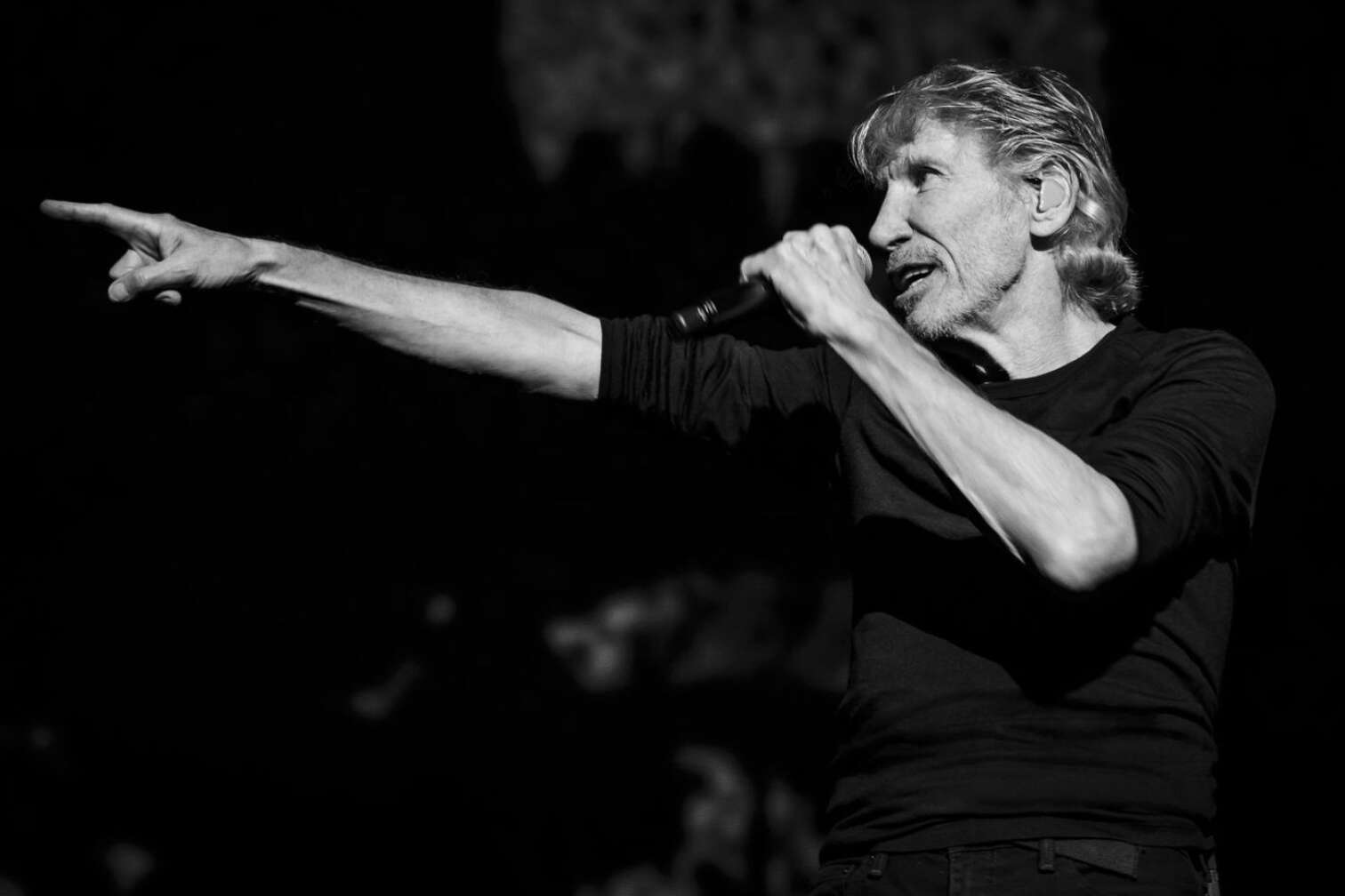 Roger Waters singt in ein Mikrofon