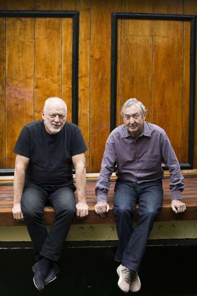 Nick Mason und David Gilmour sitzen auf einer Bank