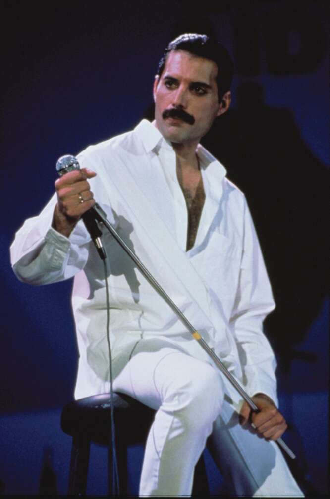 Freddie Mercury hält ein Mirkofon in seiner Hand
