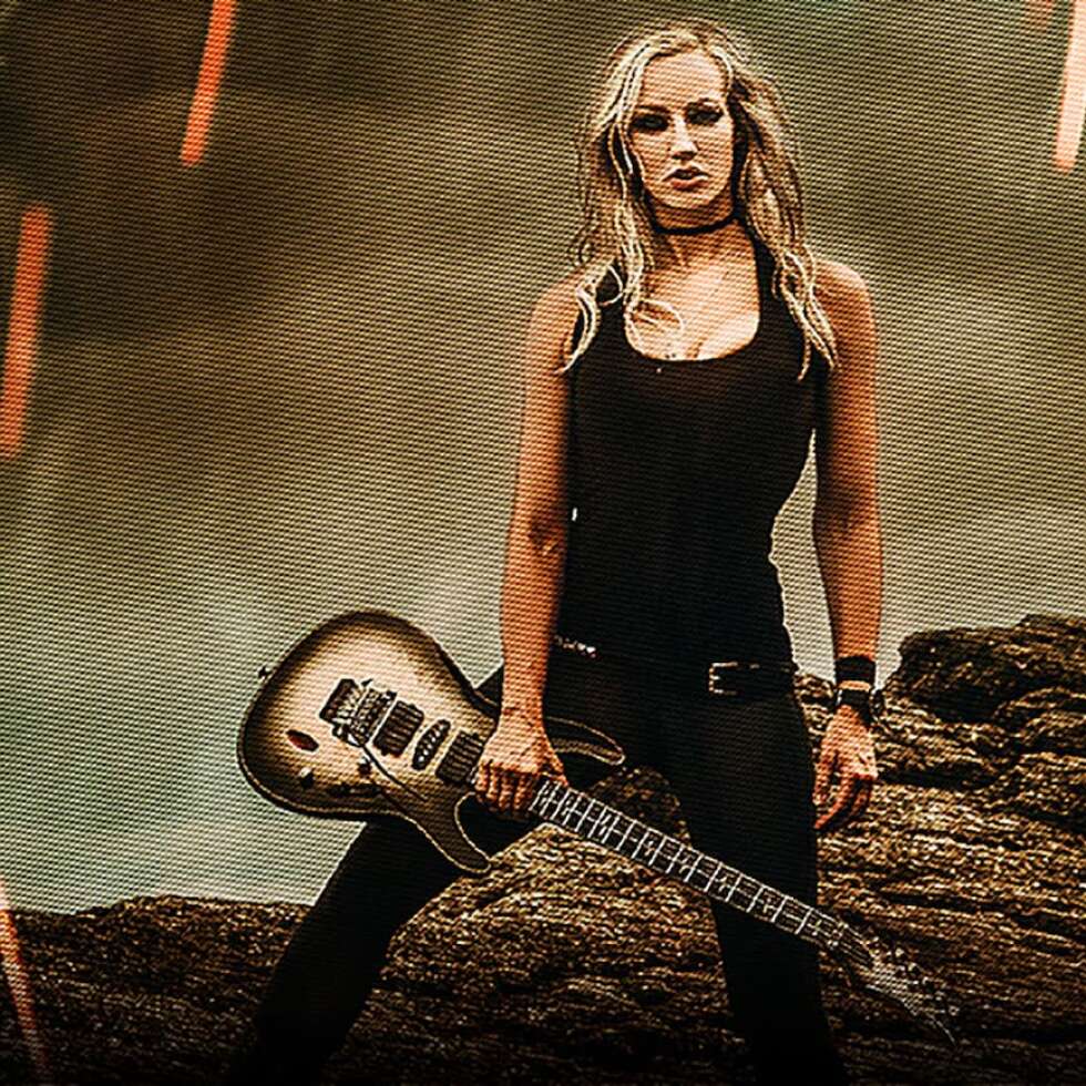 Nita Strauss mit Gitarre