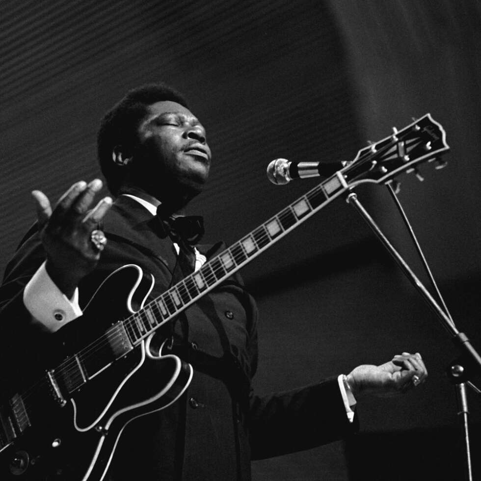 B.B. King mit Gitarre am Mikrofon
