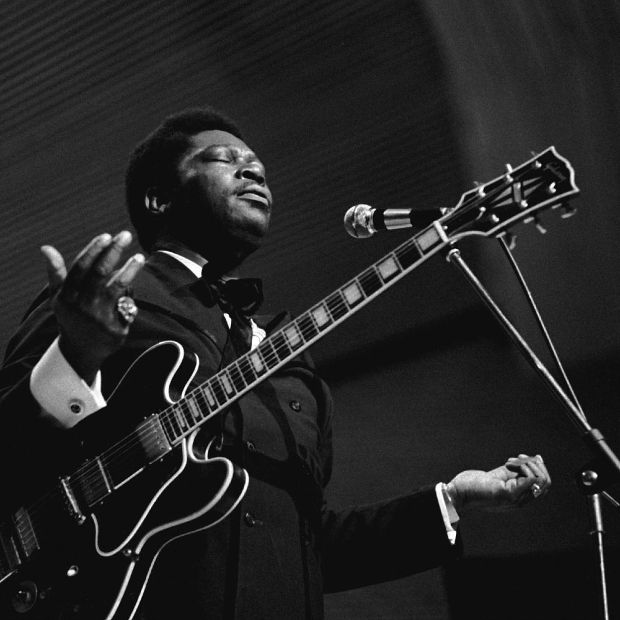B.B. King mit Gitarre am Mikrofon
