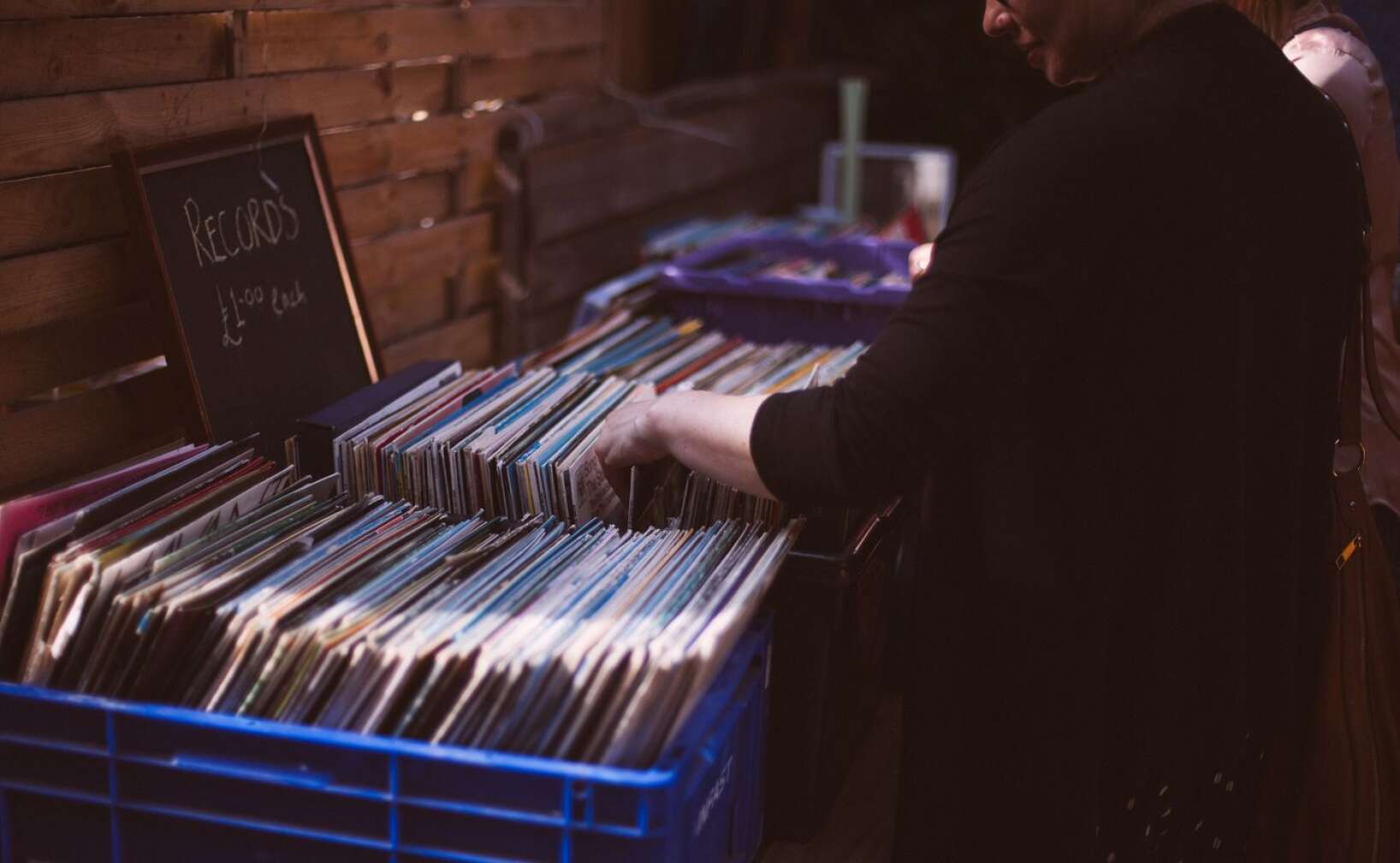 Container mit Schallplatten