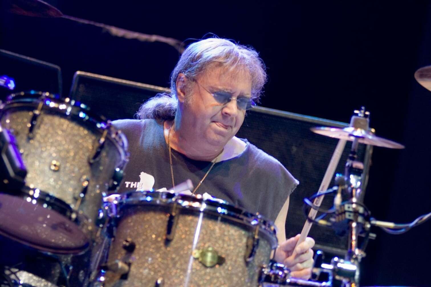 Ian Paice spielt am Schlagzeug von Deep Purple