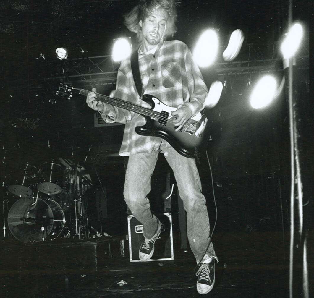 Nirvana-Frontmann Kurt Cobain schreddert mit seiner E-Gitarre über die kleine Bühne