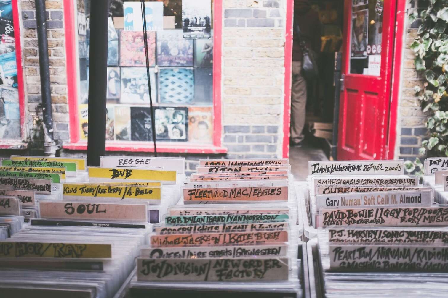 Container mit Schallplatten