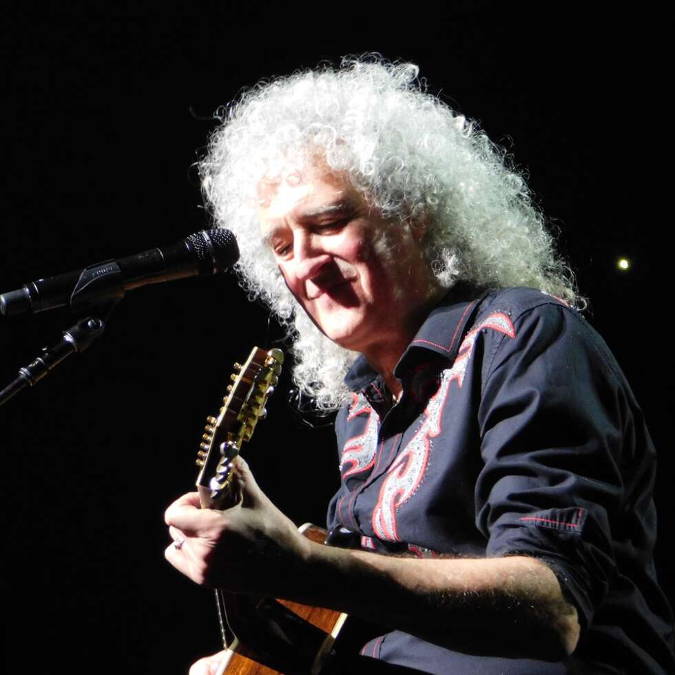 Brian May spielt Gitarre