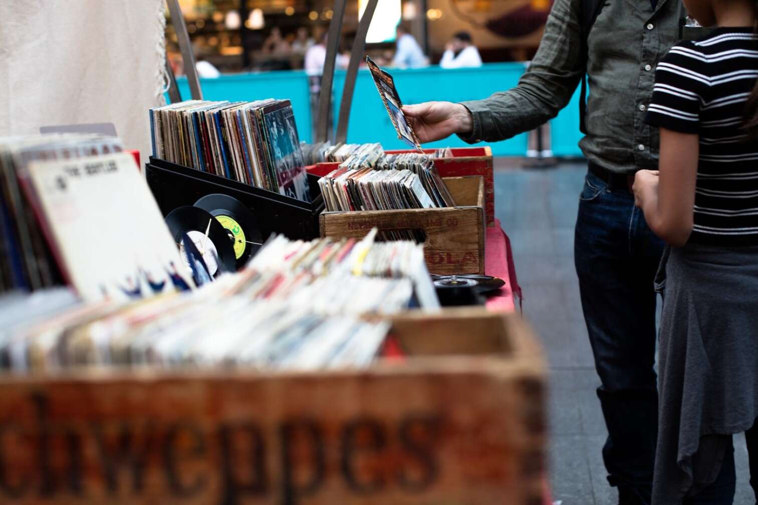 Container mit Schallplatten