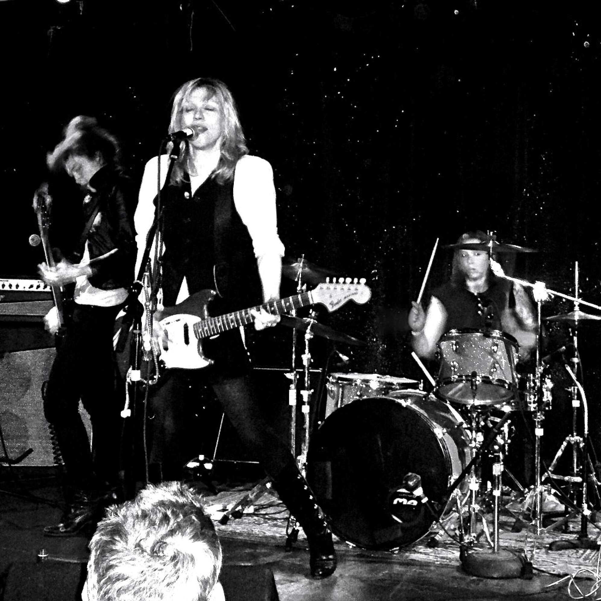 Courtney Love rockt mit E-Gitarre eine Liveshow