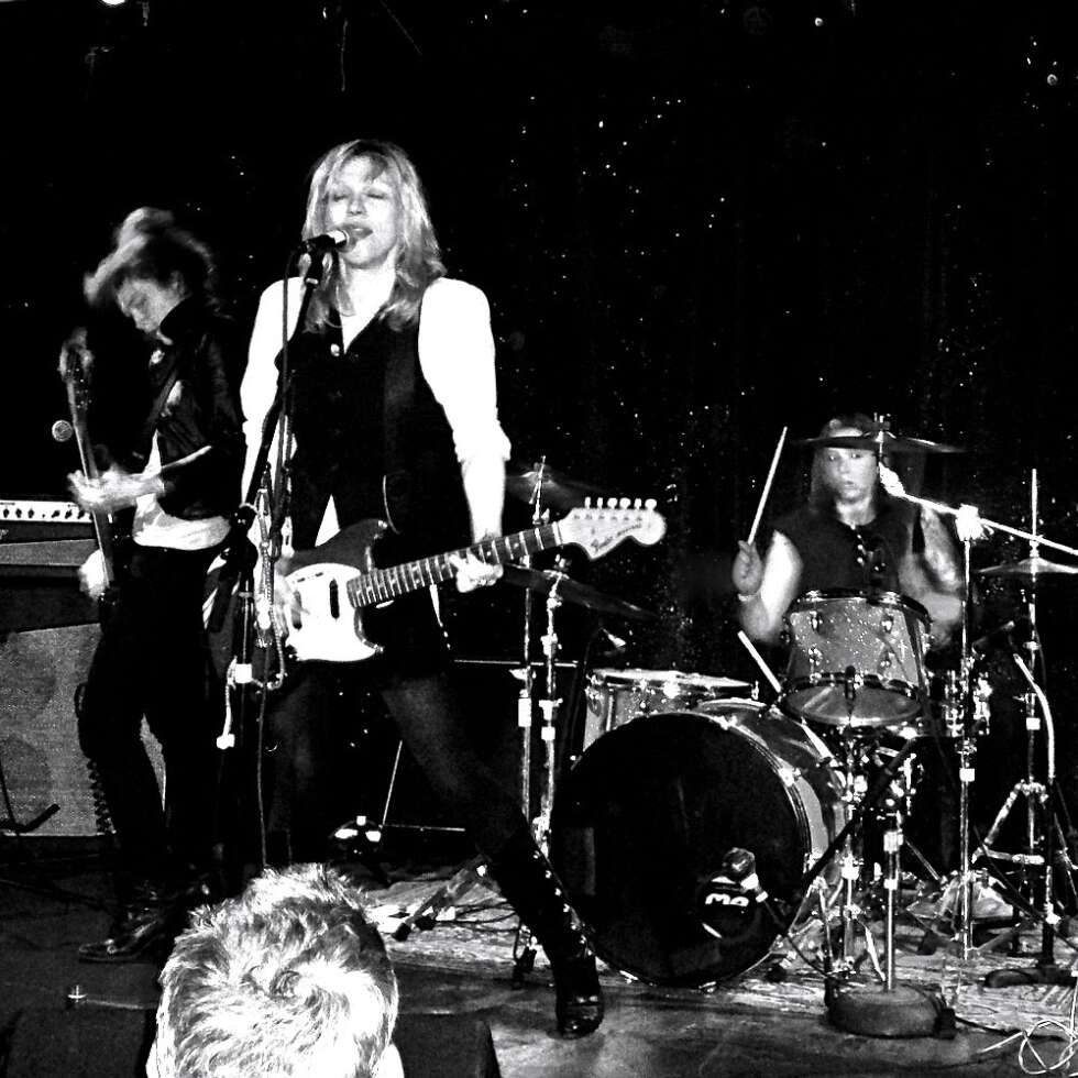 Courtney Love rockt mit E-Gitarre eine Liveshow