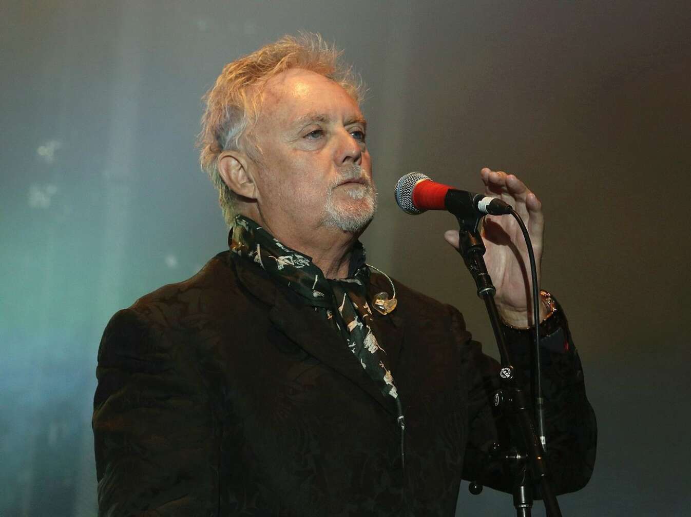 Roger Taylor singt in ein Mikrofon