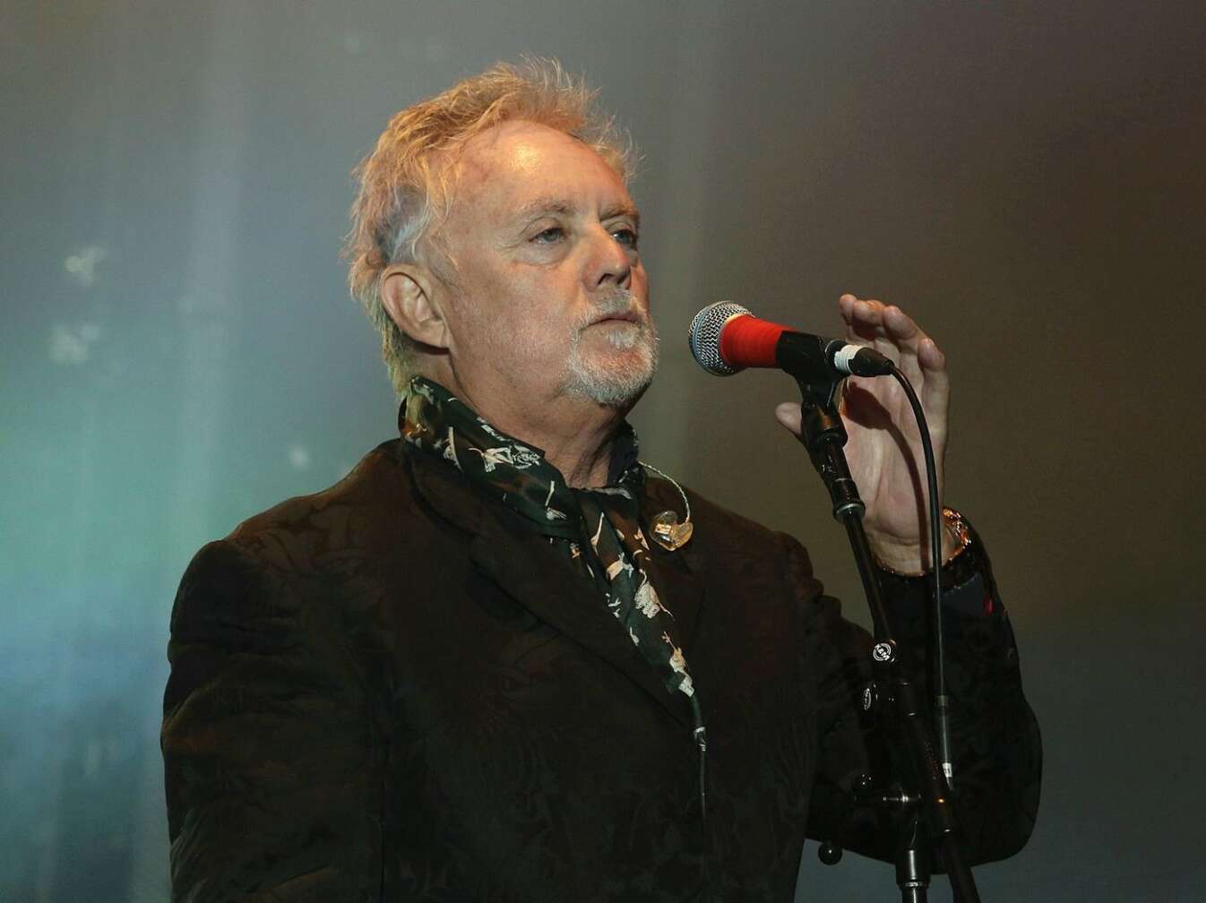 Roger Taylor singt in ein Mikrofon