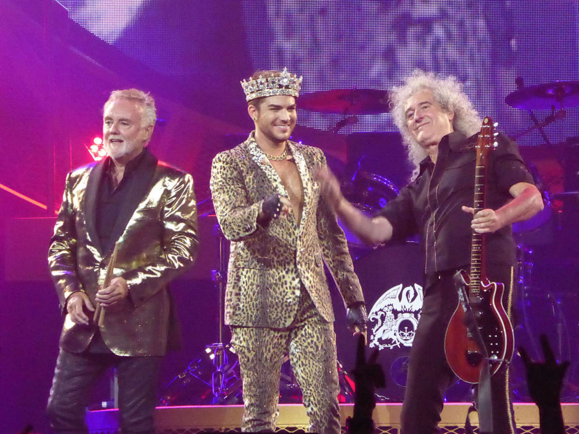 Queen und Adam Lambert auf einer Bühne