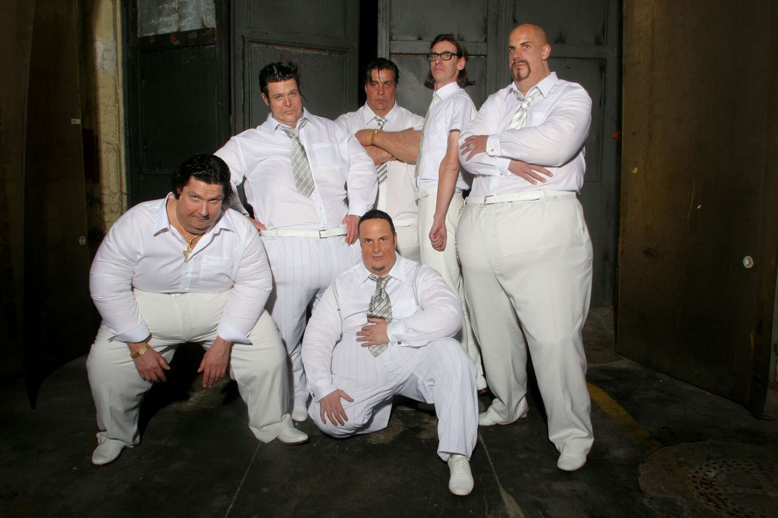 Rammstein posieren in übergroßen weißen Anzügen