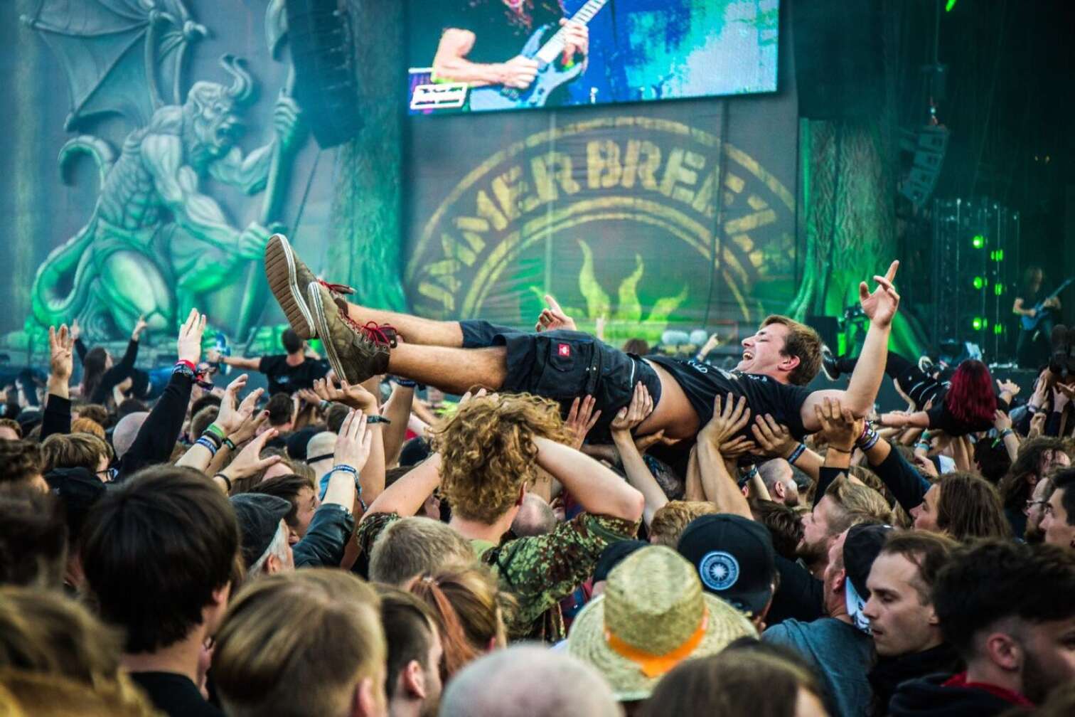 Crowdsurfer beim Summer Breeze Festival