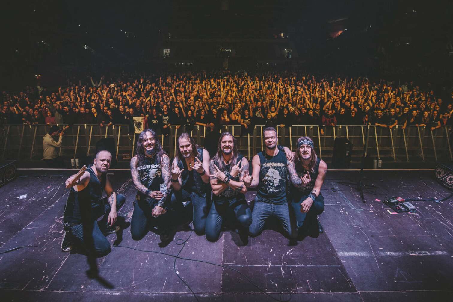 Amorphis bei einem Auftritt posieren für ein Foto mit ihren Fans