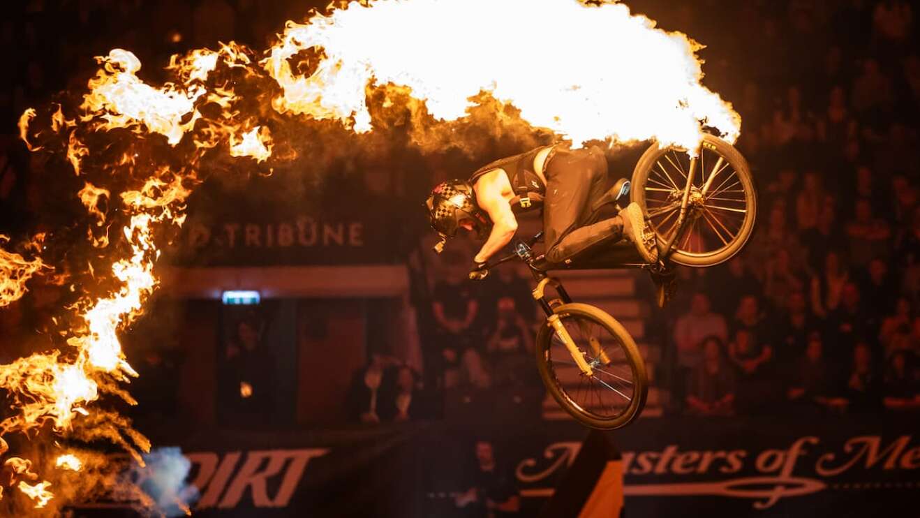 Die Feuershow bei Masters of Dirt mit einem brennenden Motorrad