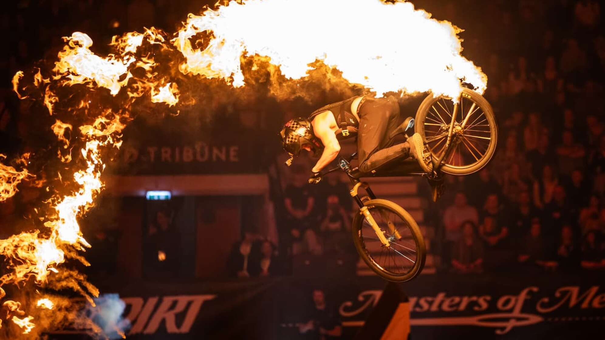 Die Feuershow bei Masters of Dirt mit einem brennenden Motorrad