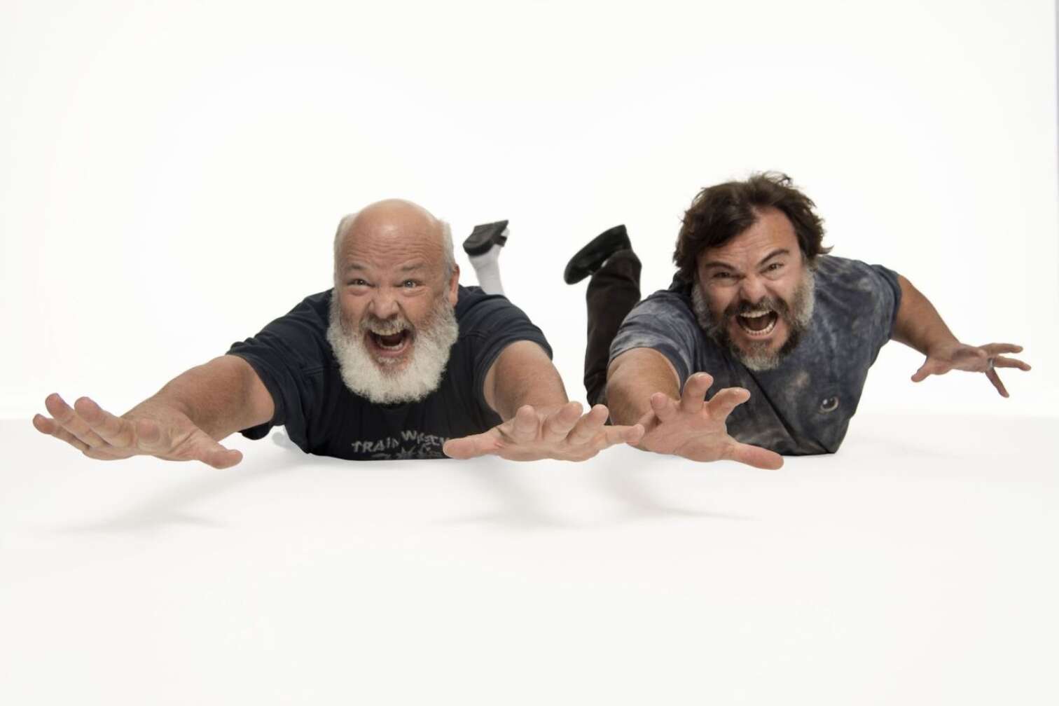 Jack Black und Jack White posieren als würde sie sich im freien Fall befinden