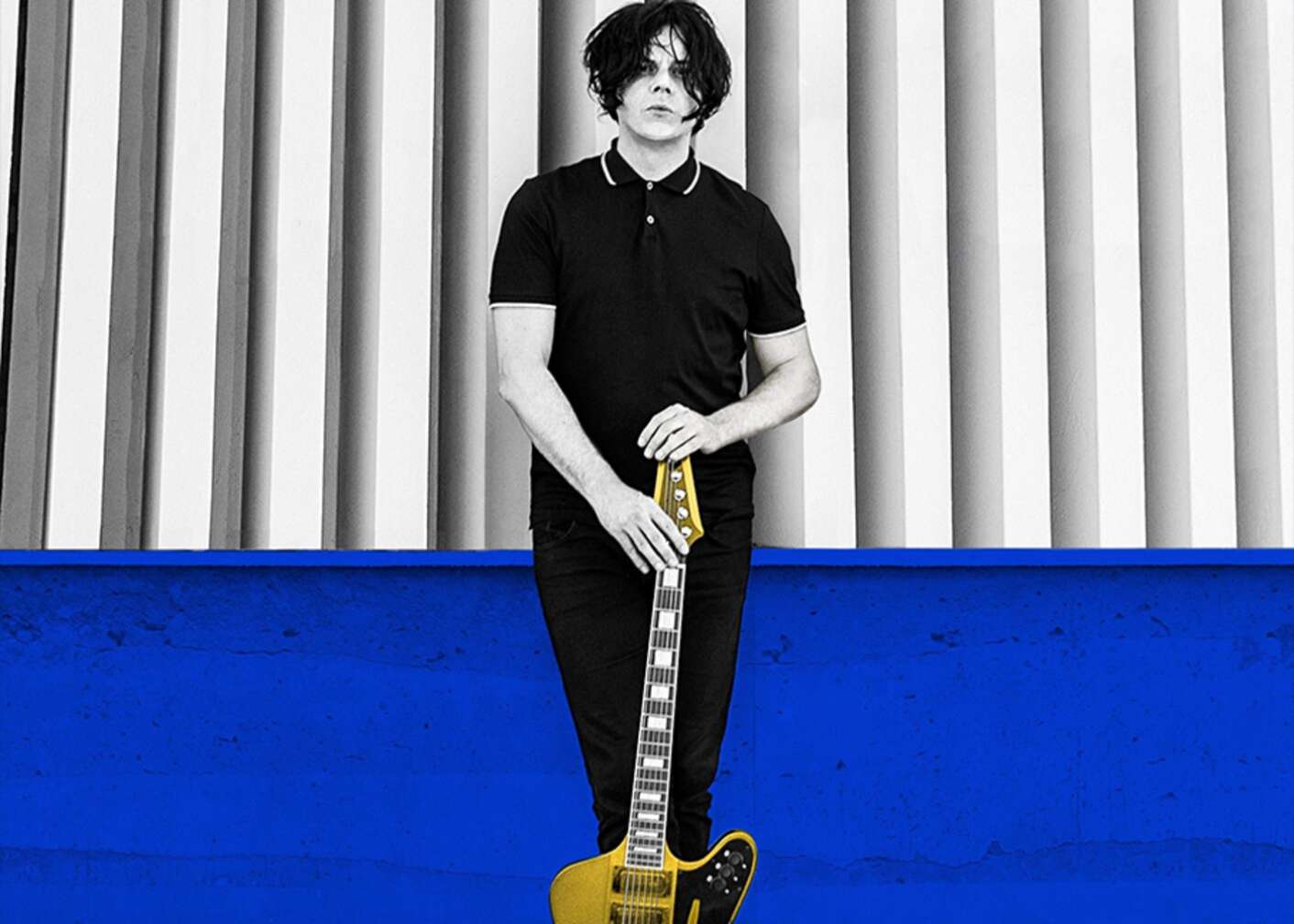 Jack White posiert mit einer Gitarre