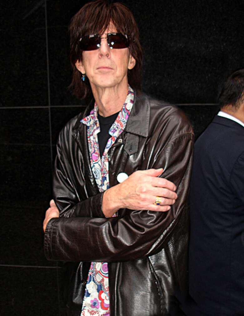 Ric Ocasek mit verschränkten Armen