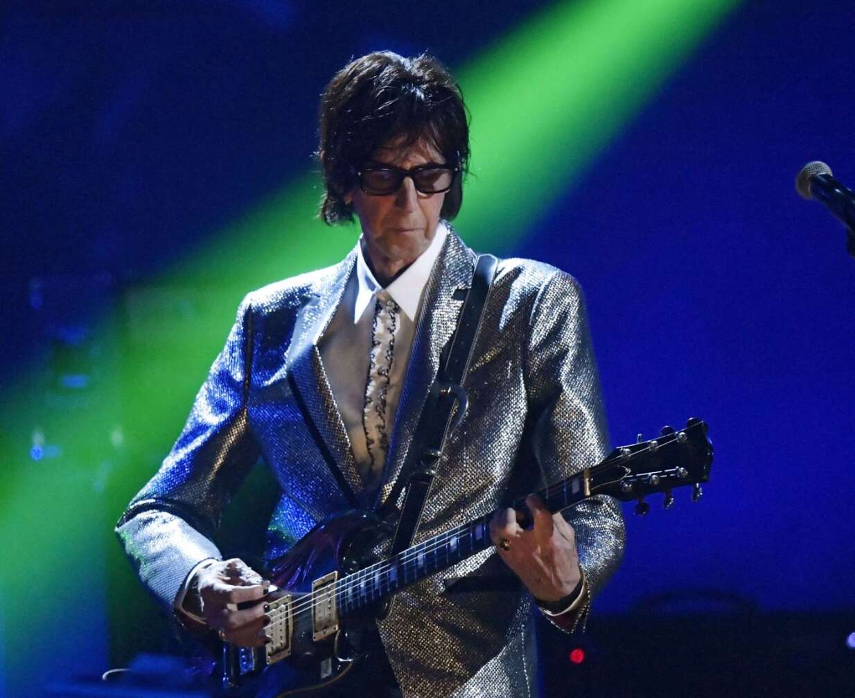 Ric Ocasek spielt Gitarre